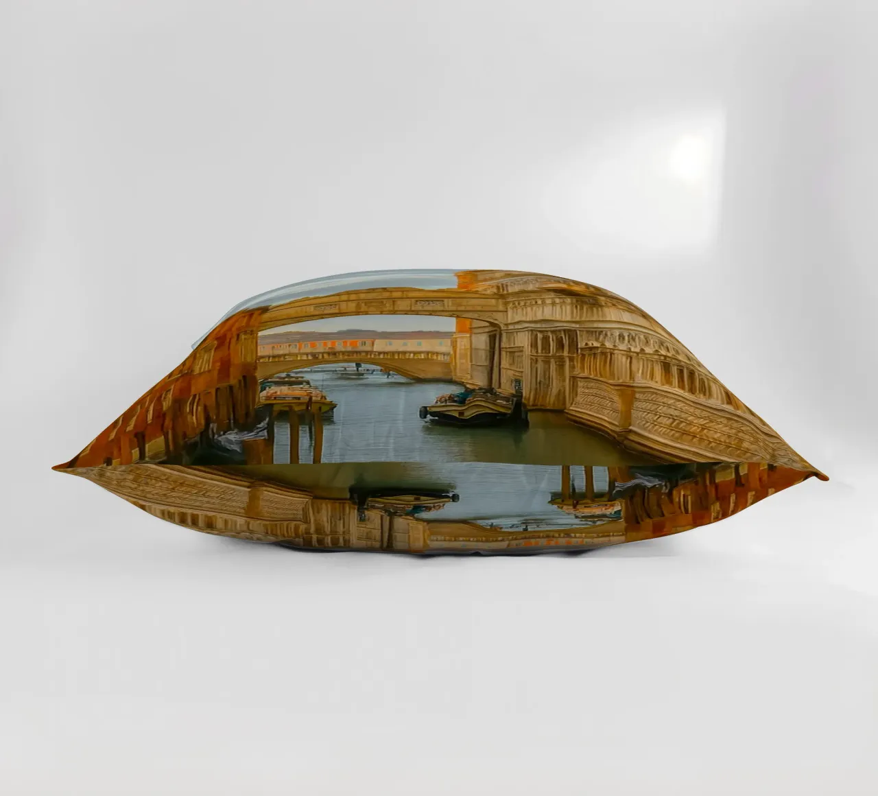 canale d'epoca tra vecchi edifici cuscino da PASMING