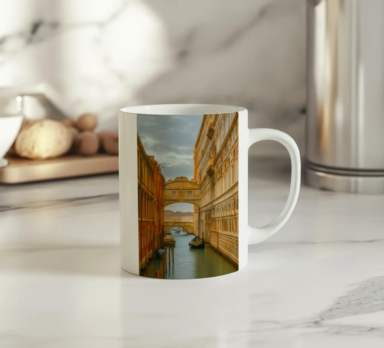 canale d'epoca tra vecchi edifici tazza in ceramica da PASMING