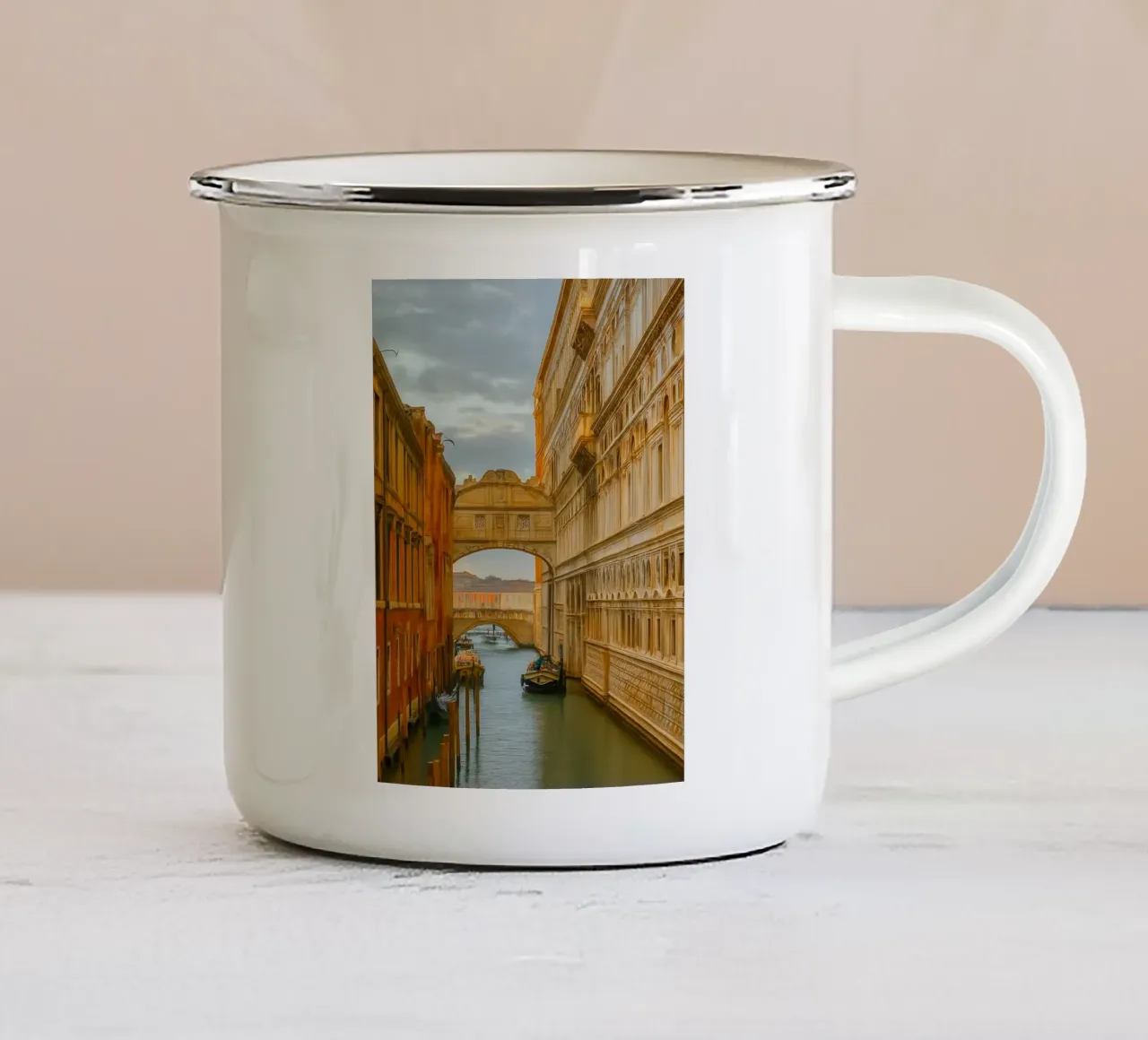 canale d'epoca tra vecchi edifici tazza in smalto da PASMING