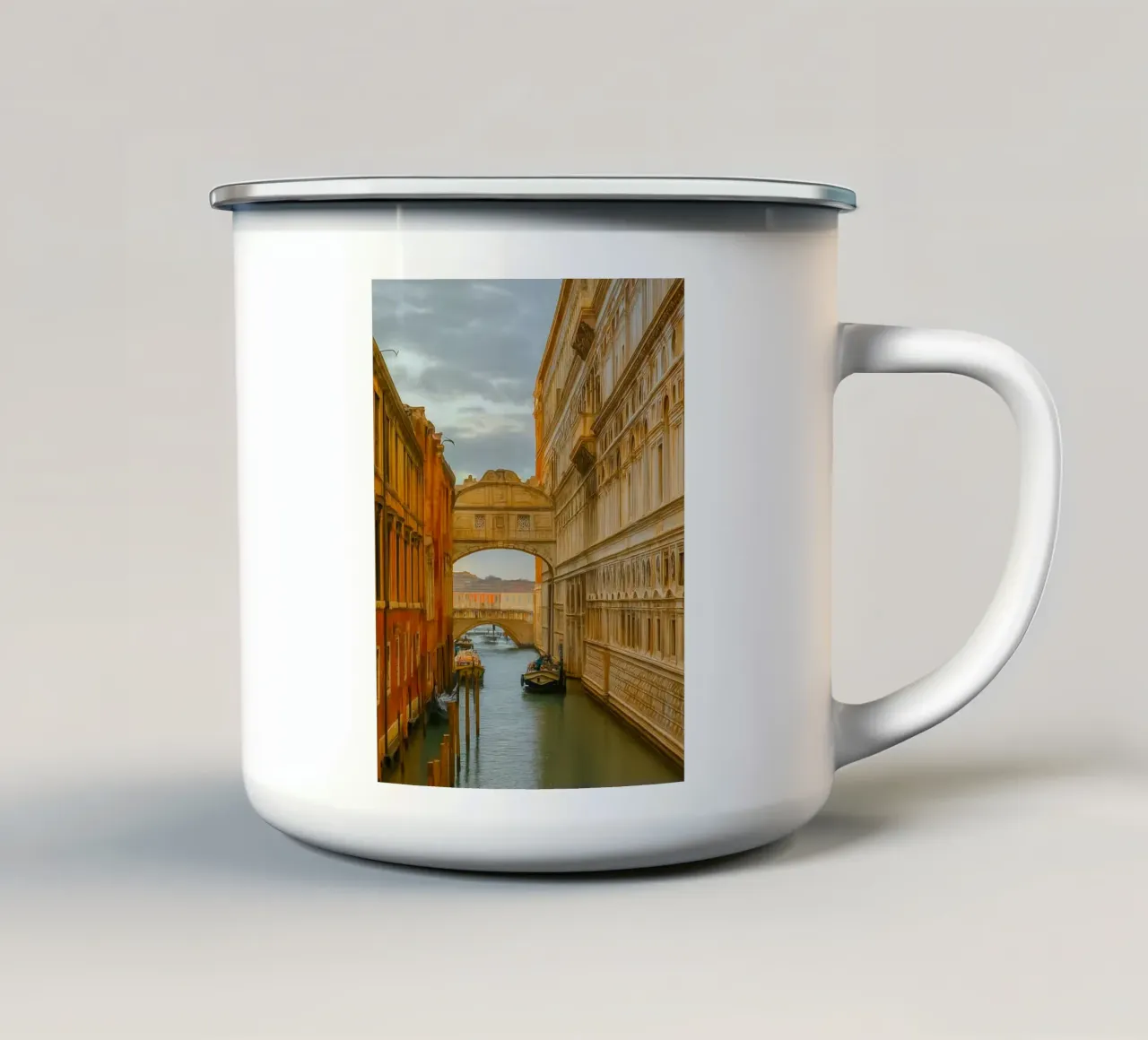 canale d'epoca tra vecchi edifici tazza in smalto da PASMING