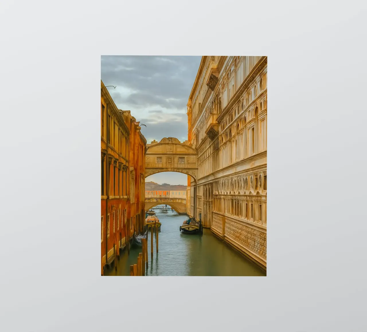 canale d'epoca tra vecchi edifici adesivo da PASMING