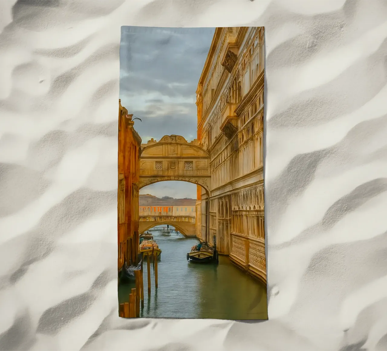 canale d'epoca tra vecchi edifici telo mare da PASMING