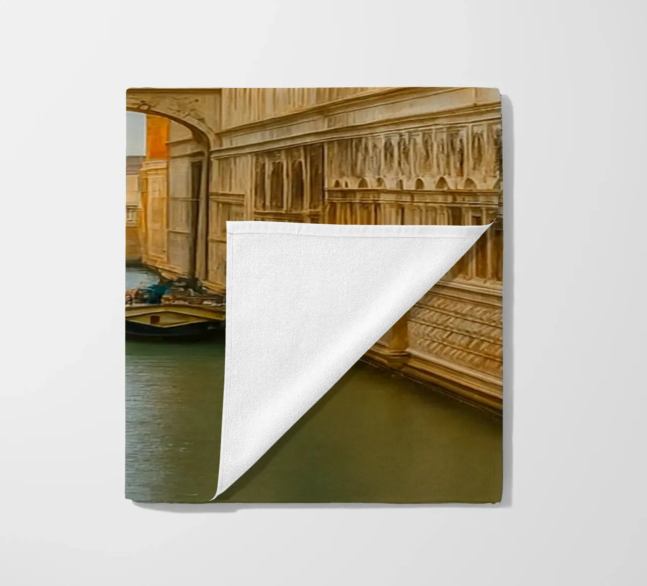 canale d'epoca tra vecchi edifici telo mare da PASMING