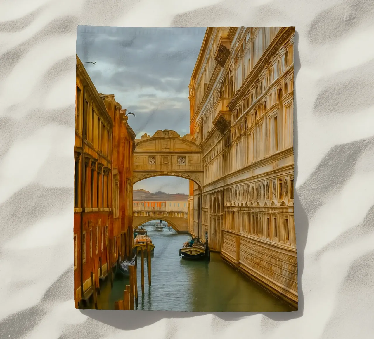 canale d'epoca tra vecchi edifici telo mare da PASMING