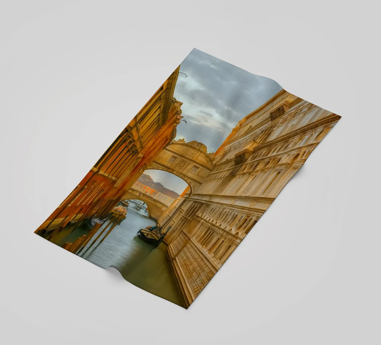 canale d'epoca tra vecchi edifici telo mare da PASMING