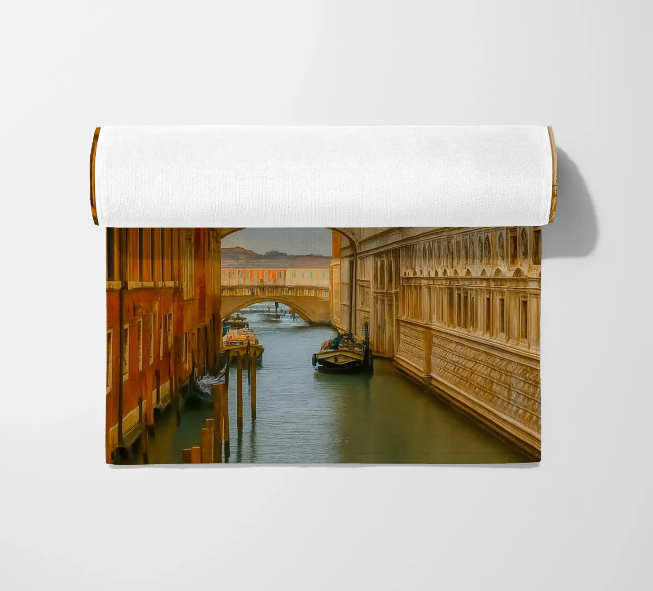 canale d'epoca tra vecchi edifici telo mare da PASMING