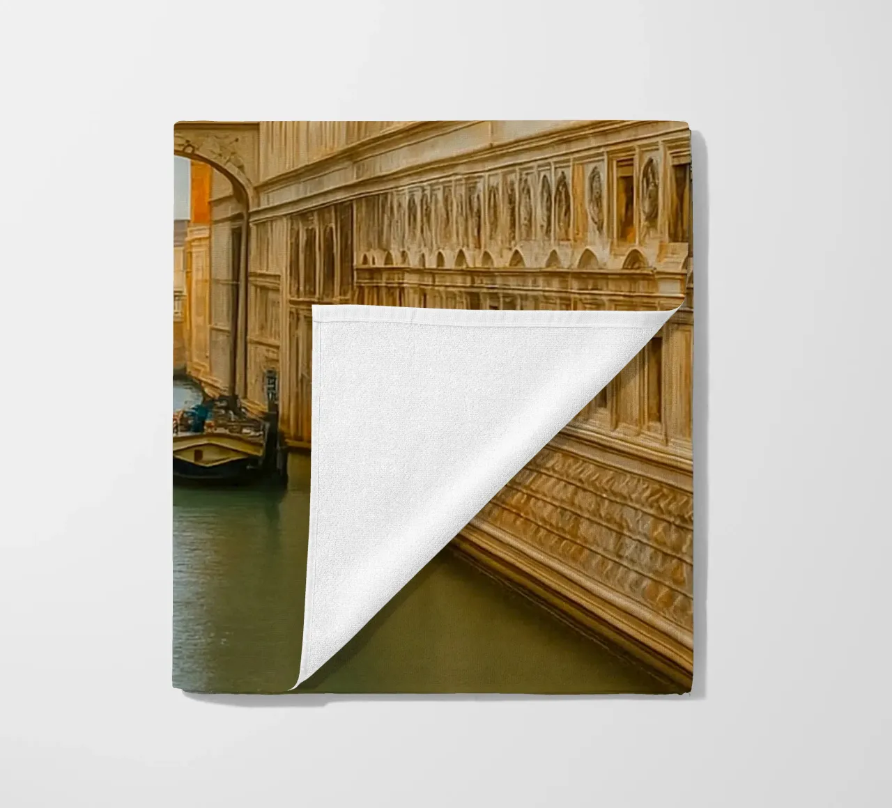 canale d'epoca tra vecchi edifici telo mare da PASMING