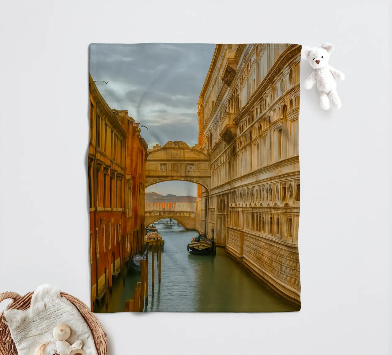 canale d'epoca tra vecchi edifici coperta in pile da PASMING