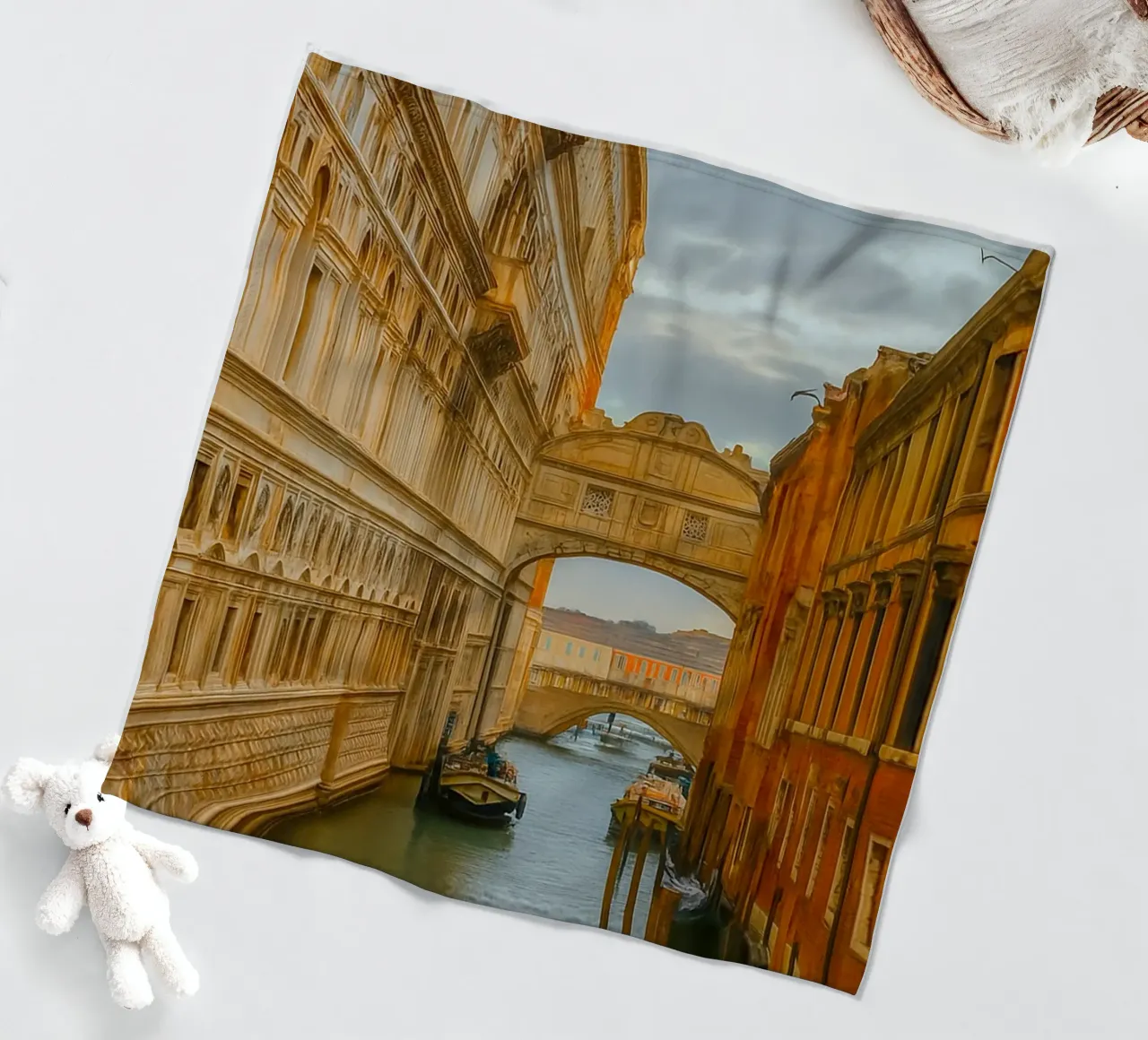 canale d'epoca tra vecchi edifici coperta in pile da PASMING