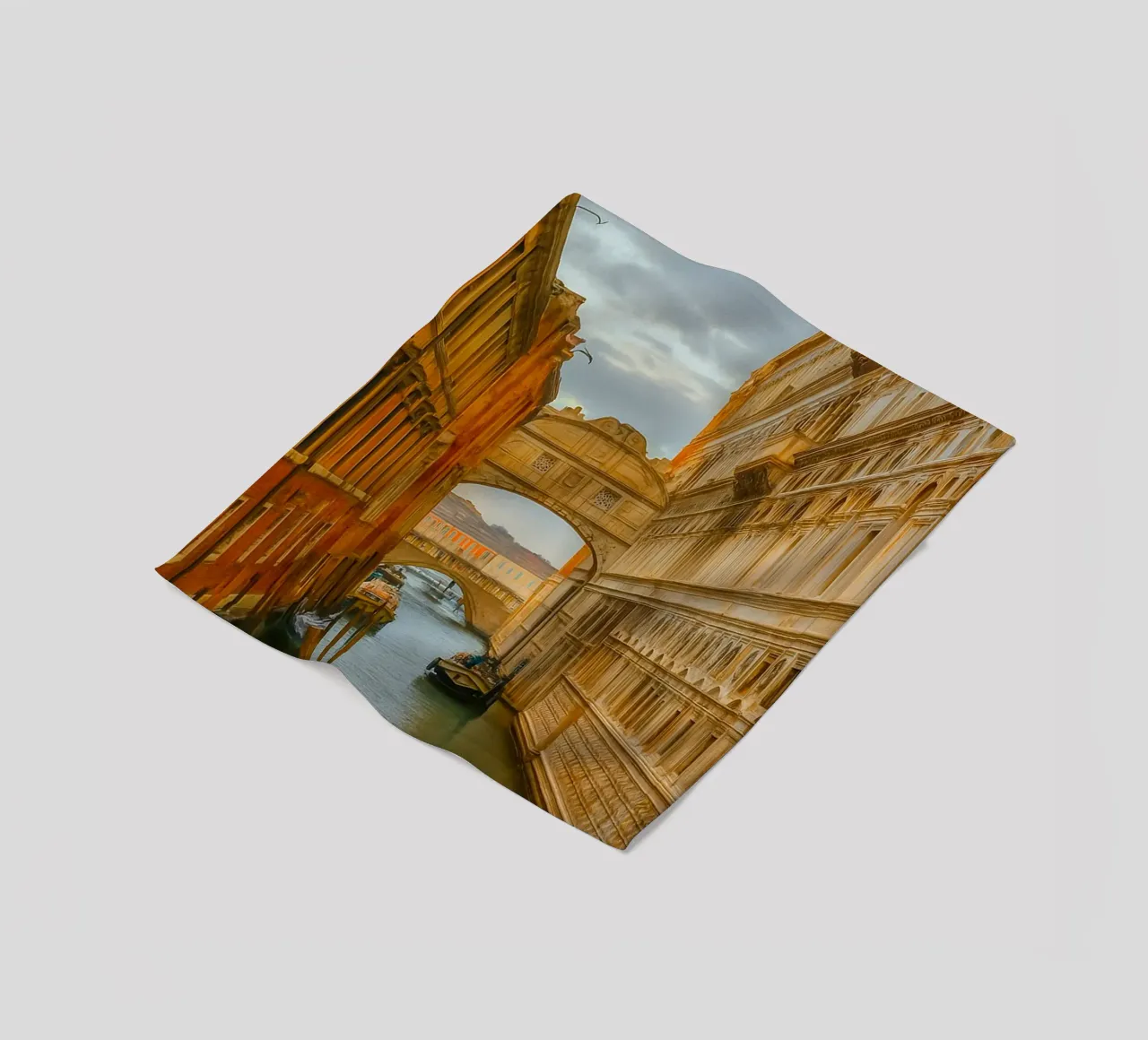 canale d'epoca tra vecchi edifici coperta in pile da PASMING