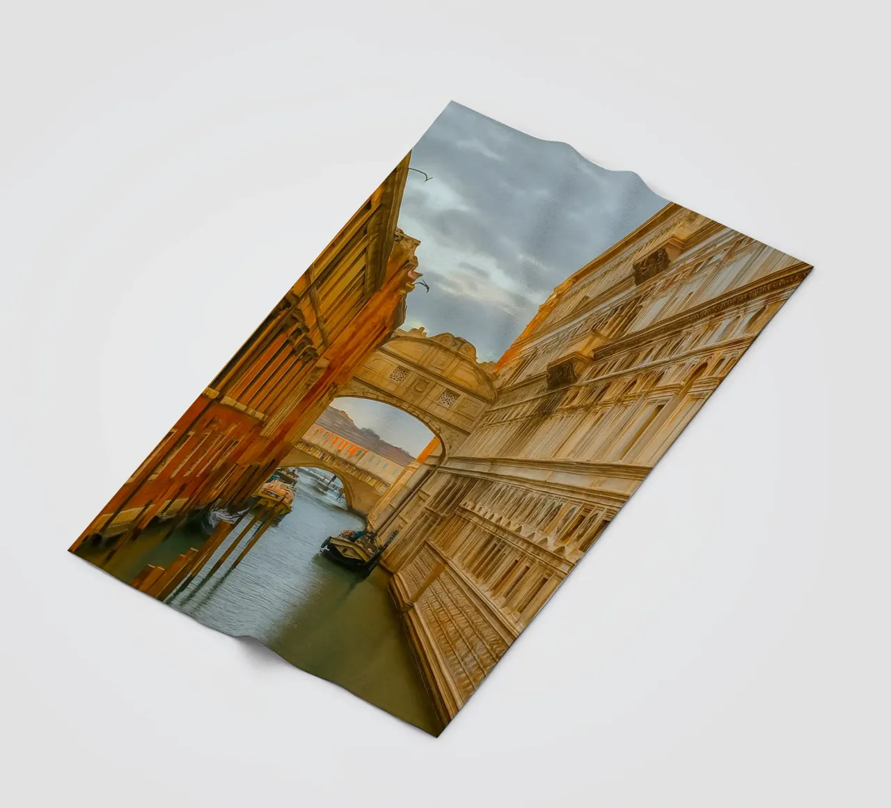 canale d'epoca tra vecchi edifici coperta in pile da PASMING