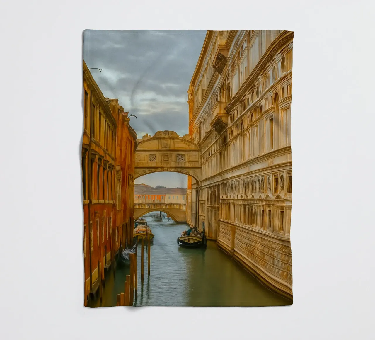 canale d'epoca tra vecchi edifici coperta in pile da PASMING