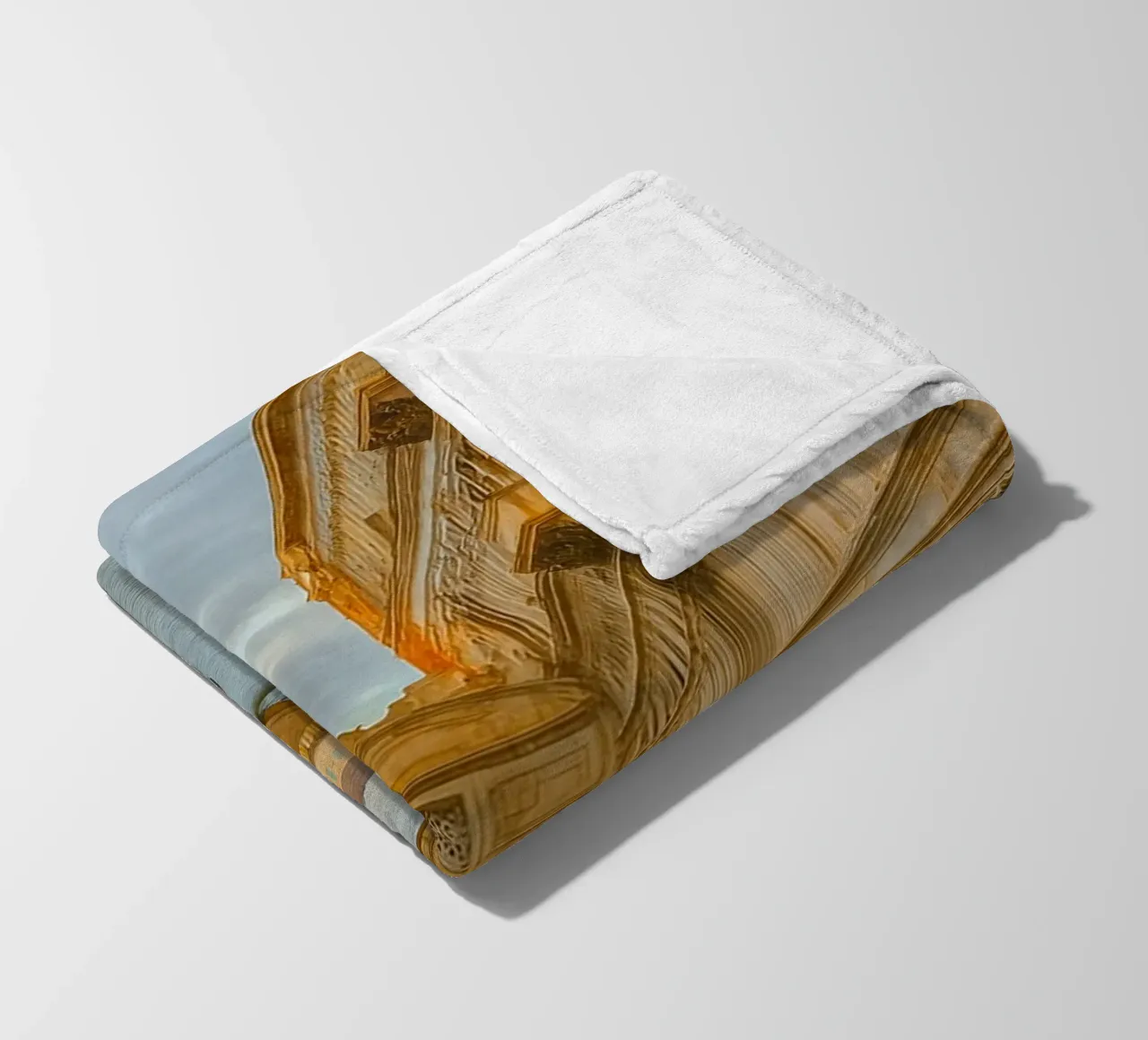 canale d'epoca tra vecchi edifici coperta in pile da PASMING