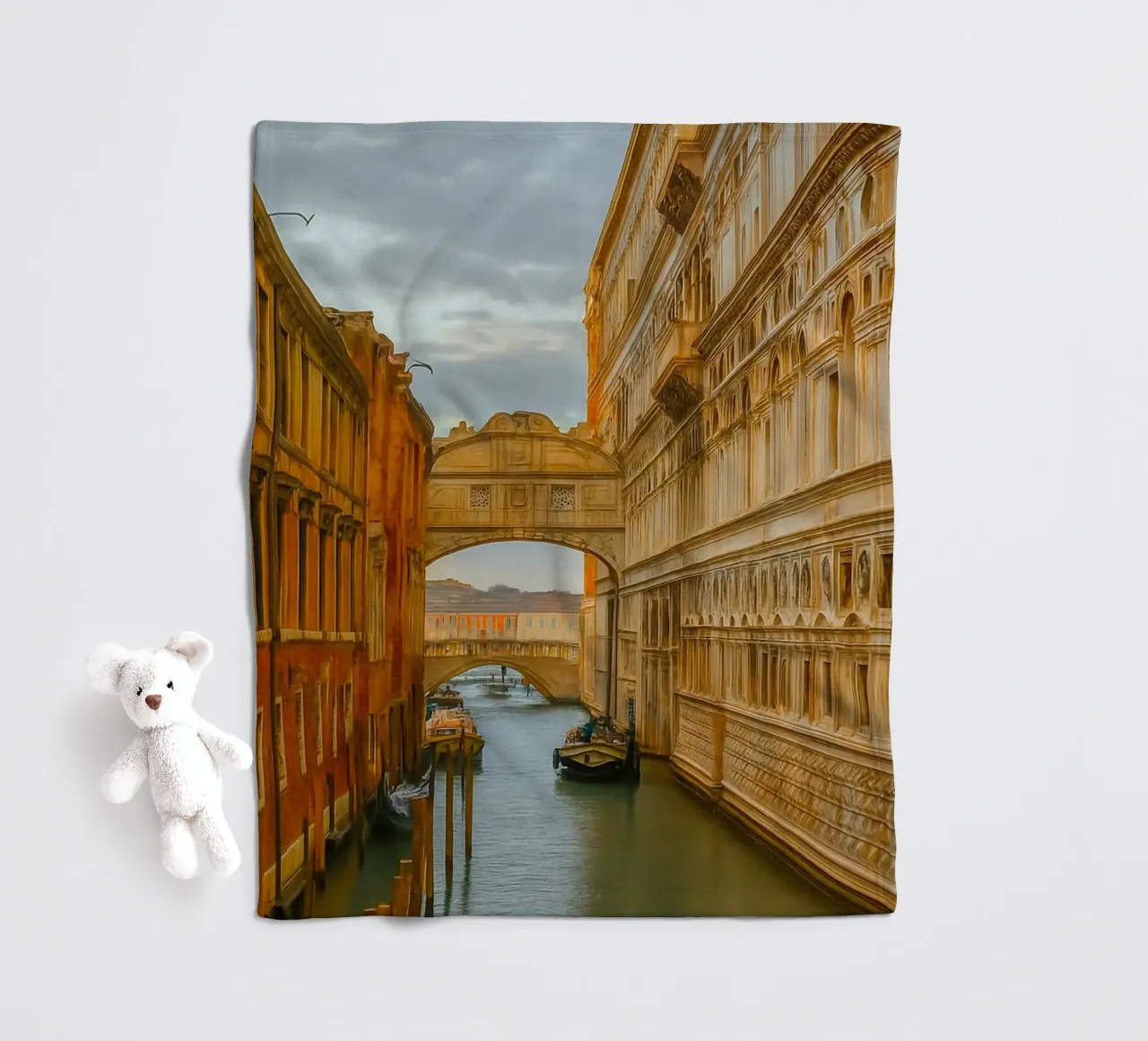 canale d'epoca tra vecchi edifici coperta in pile da PASMING