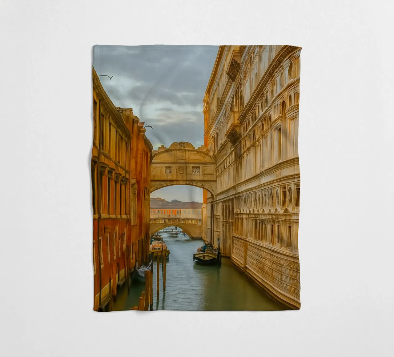 canale d'epoca tra vecchi edifici coperta in pile da PASMING