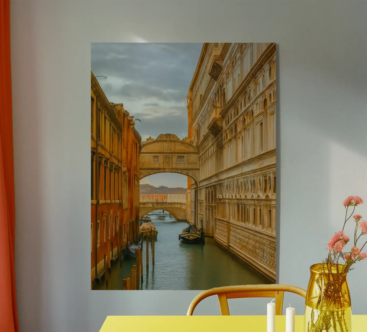 canale d'epoca tra vecchi edifici plexiglass da PASMING