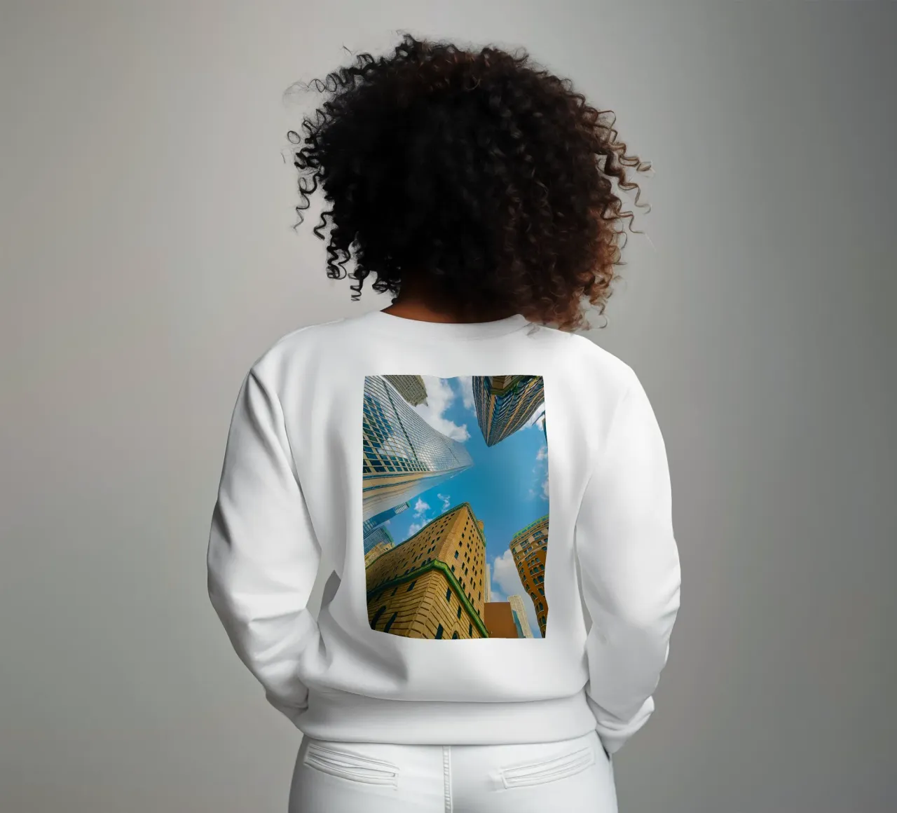 vue du ciel depuis le dessous d'un grand bâtiment sweat de PASMING