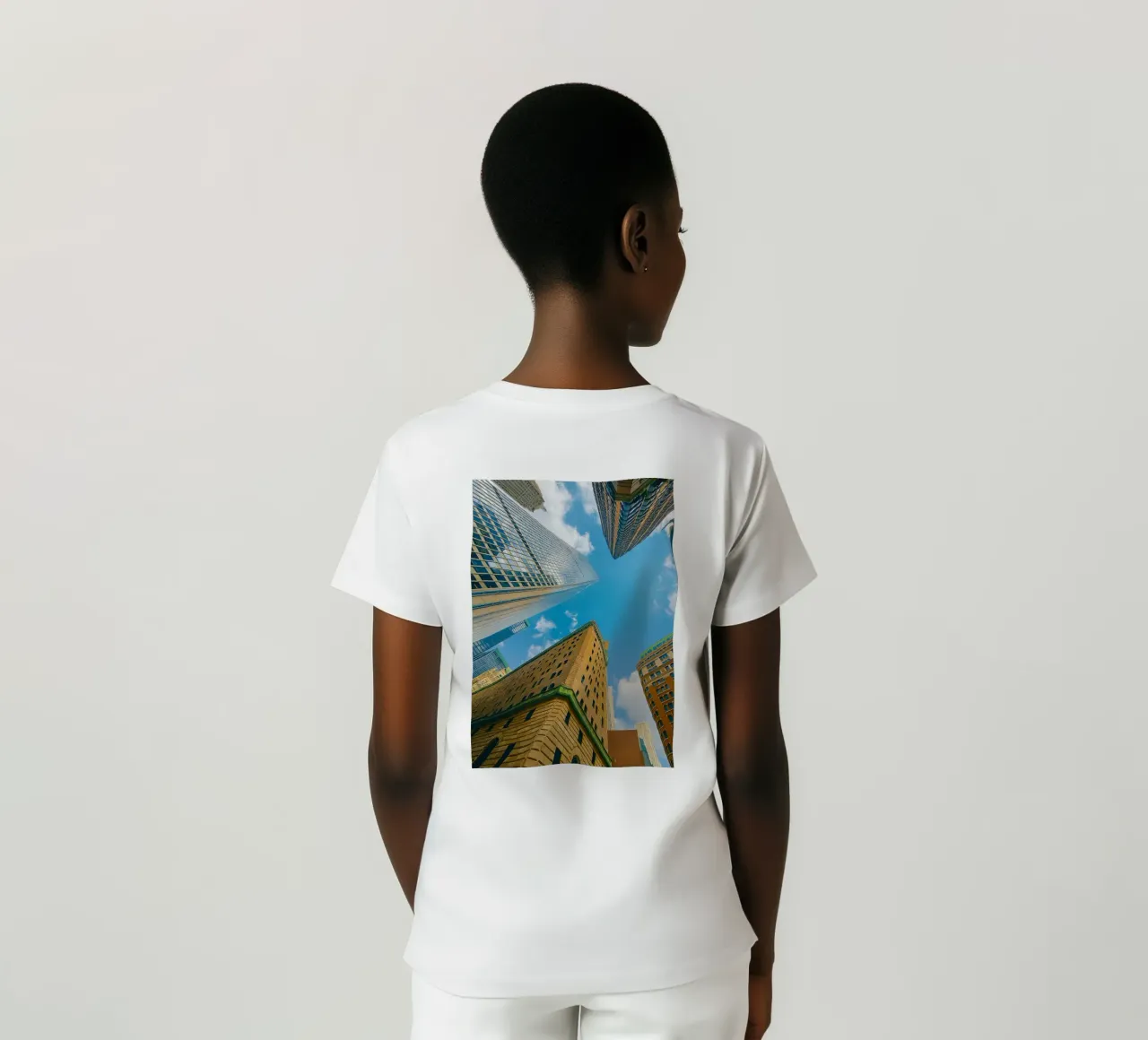 vista del cielo da sotto un alto edificio t-shirt da PASMING