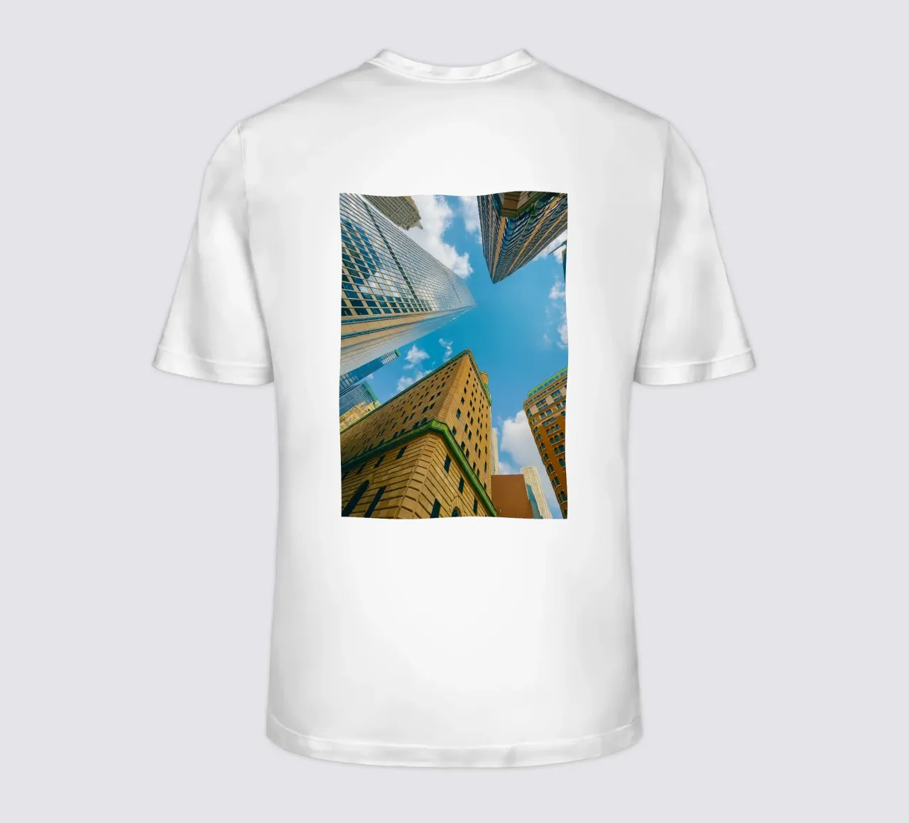 vista del cielo da sotto un alto edificio t-shirt da PASMING