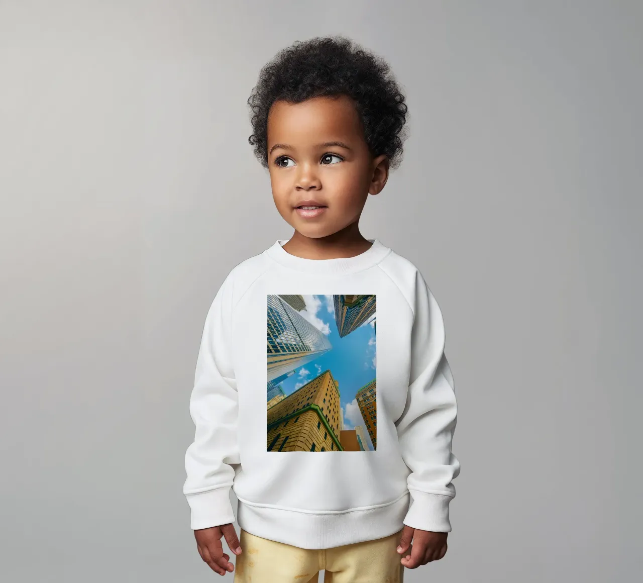 Blick in den Himmel unter einem hohen Gebäude Baby Sweatshirt von PASMING