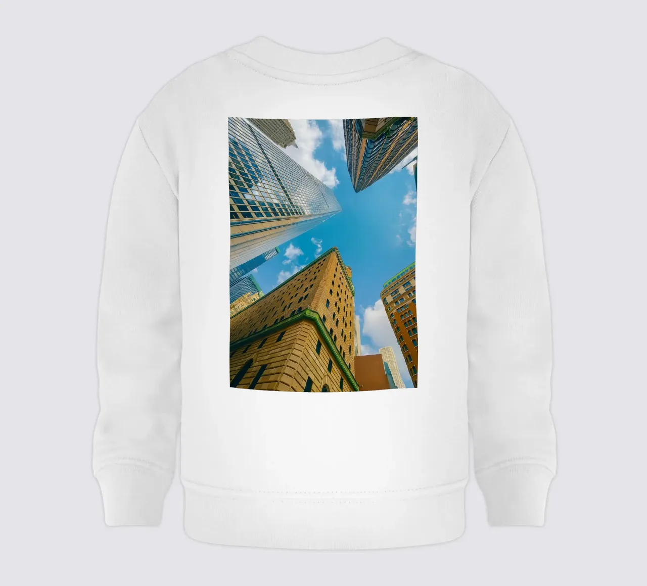Blick in den Himmel unter einem hohen Gebäude Baby Sweatshirt von PASMING