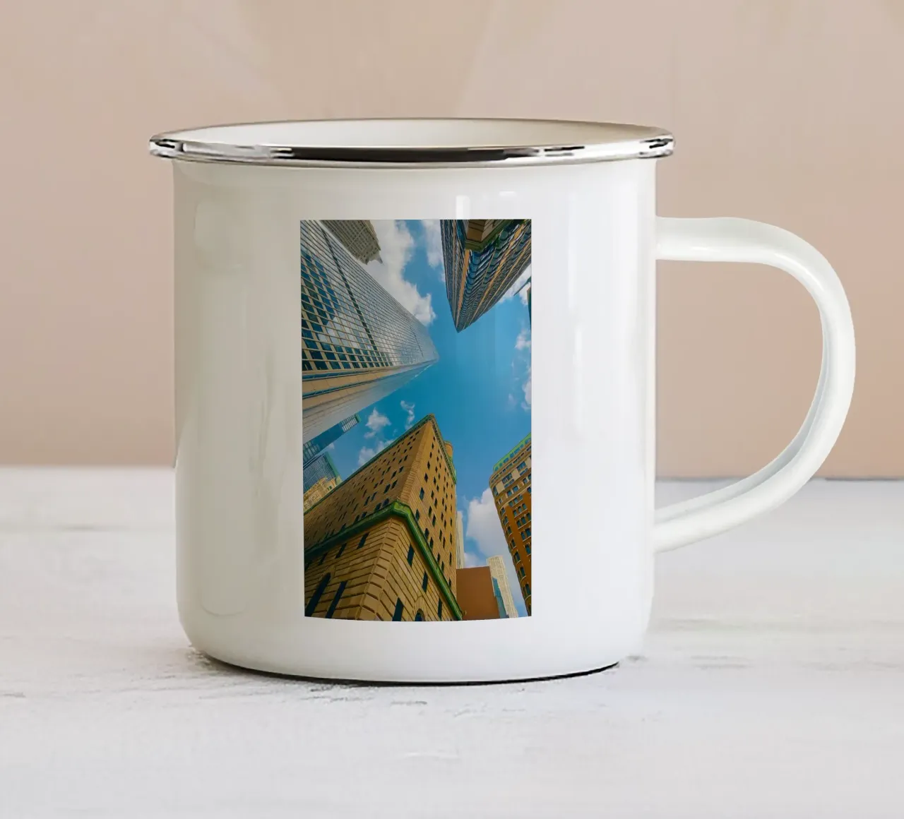 vue du ciel depuis le dessous d'un grand bâtiment mug en émail de PASMING