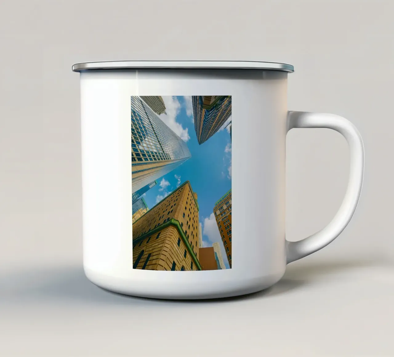 vue du ciel depuis le dessous d'un grand bâtiment mug en émail de PASMING