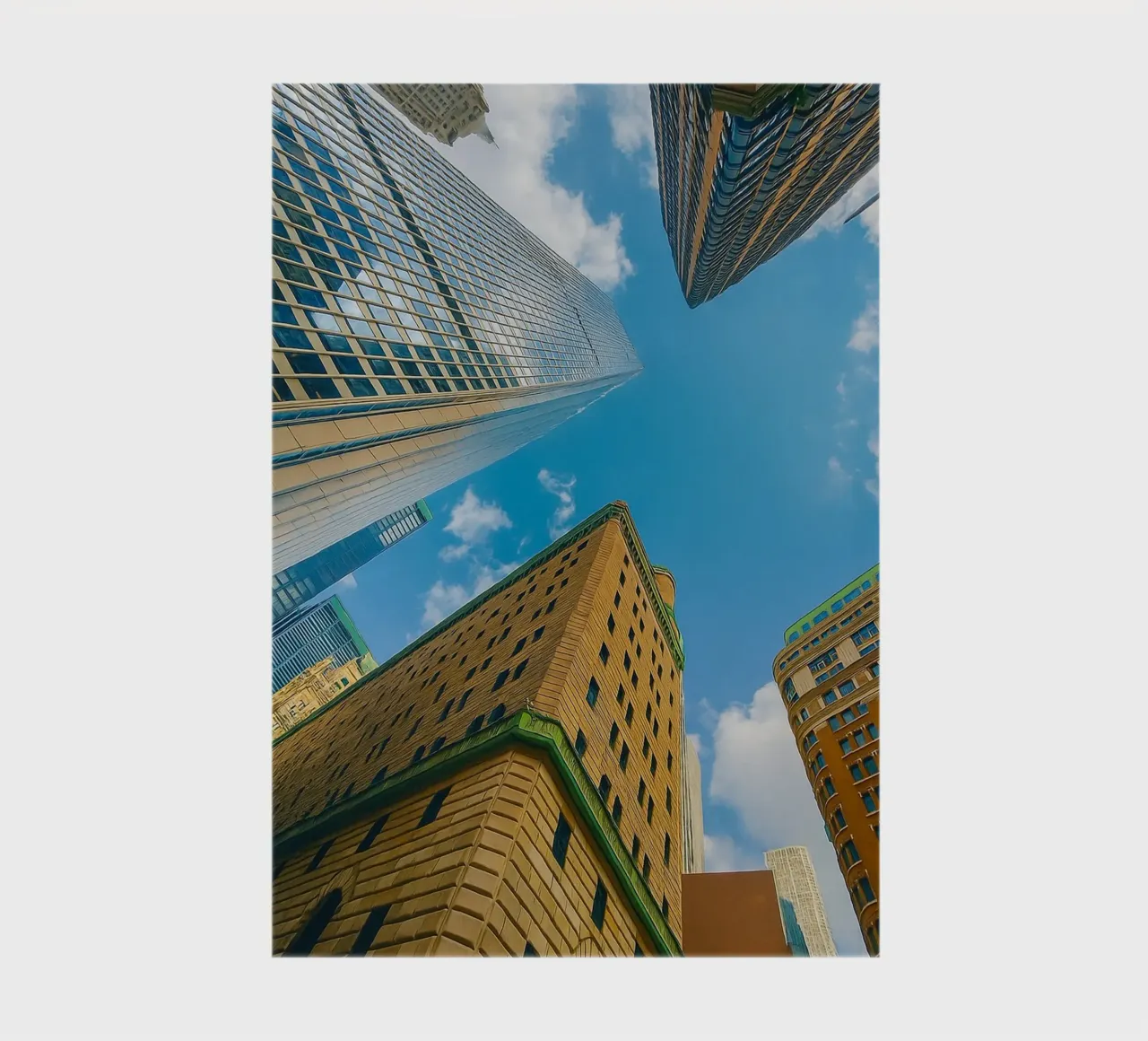 Blick in den Himmel unter einem hohen Gebäude Notizbuch von PASMING