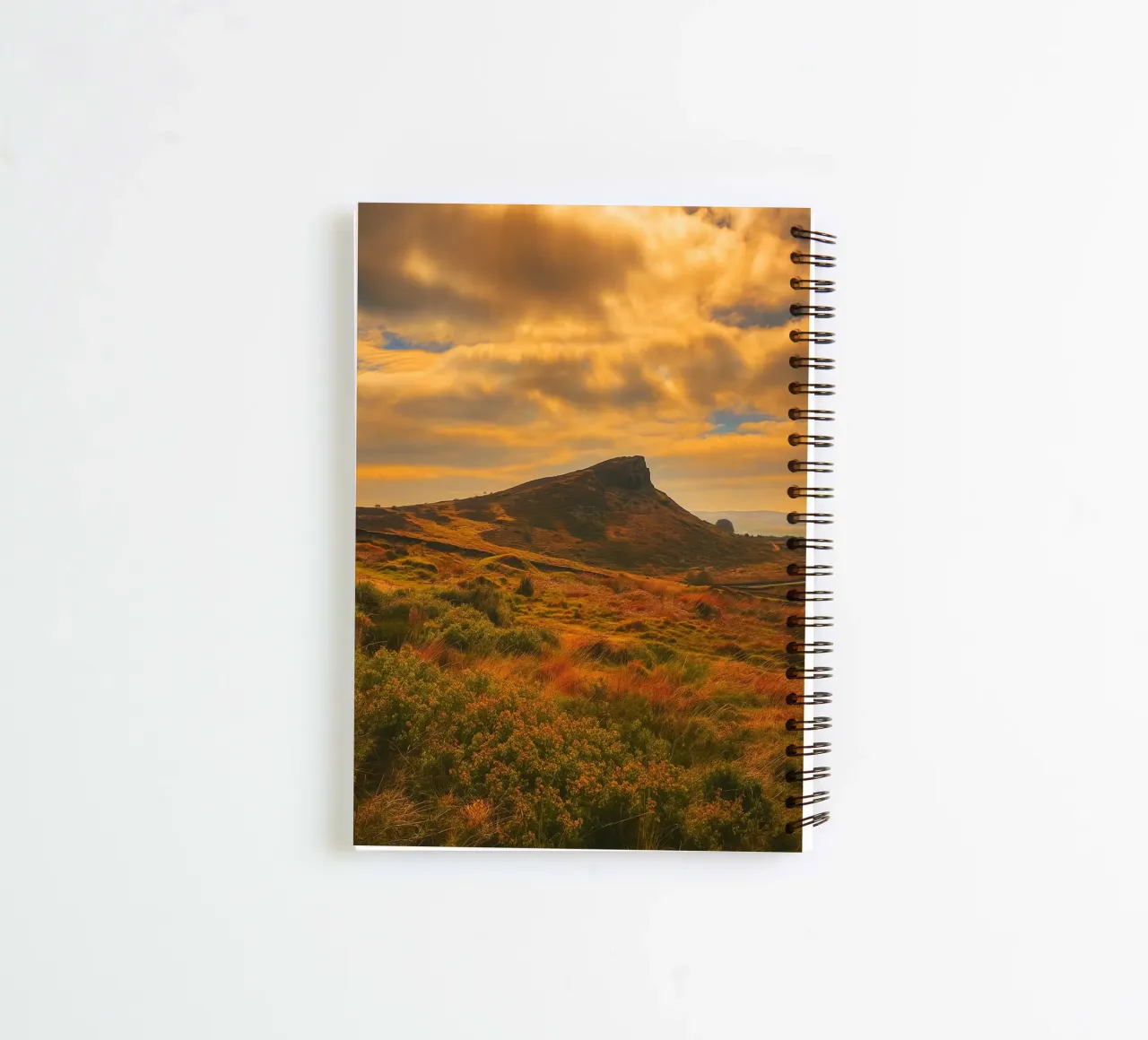 vue sur les collines rocheuses dénudées carnet à spirale de PASMING