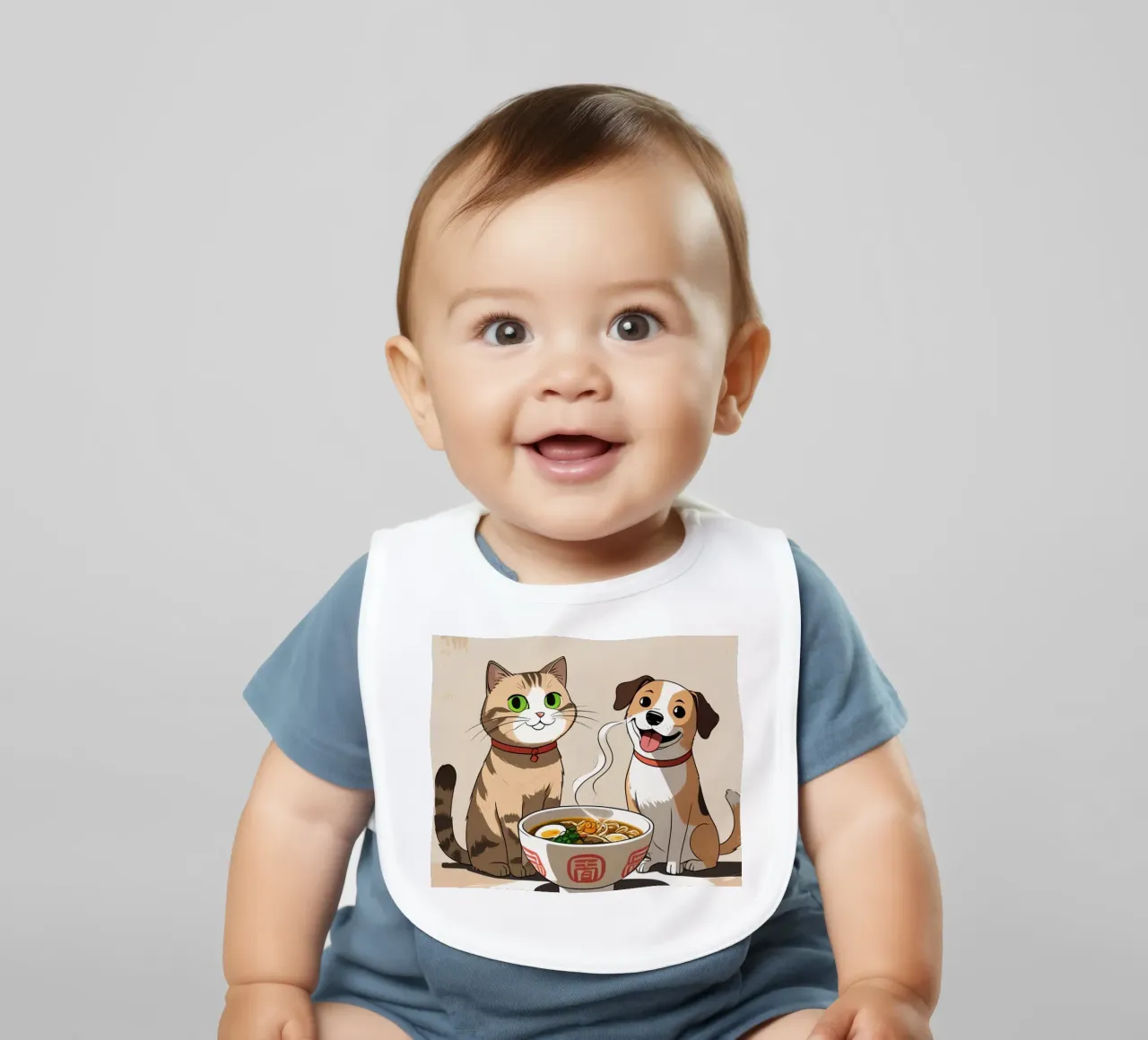 Gatto e cane felici e carini con una ciotola di ramen bavaglino da DesignDoodle