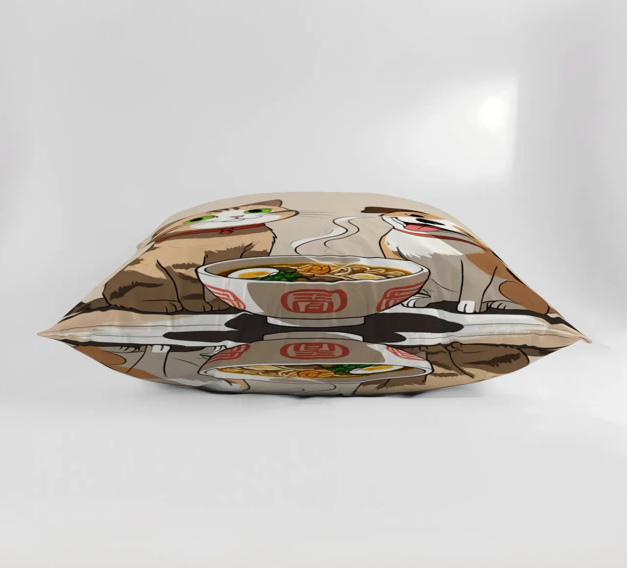 Gatto e cane felici e carini con una ciotola di ramen cuscino da DesignDoodle