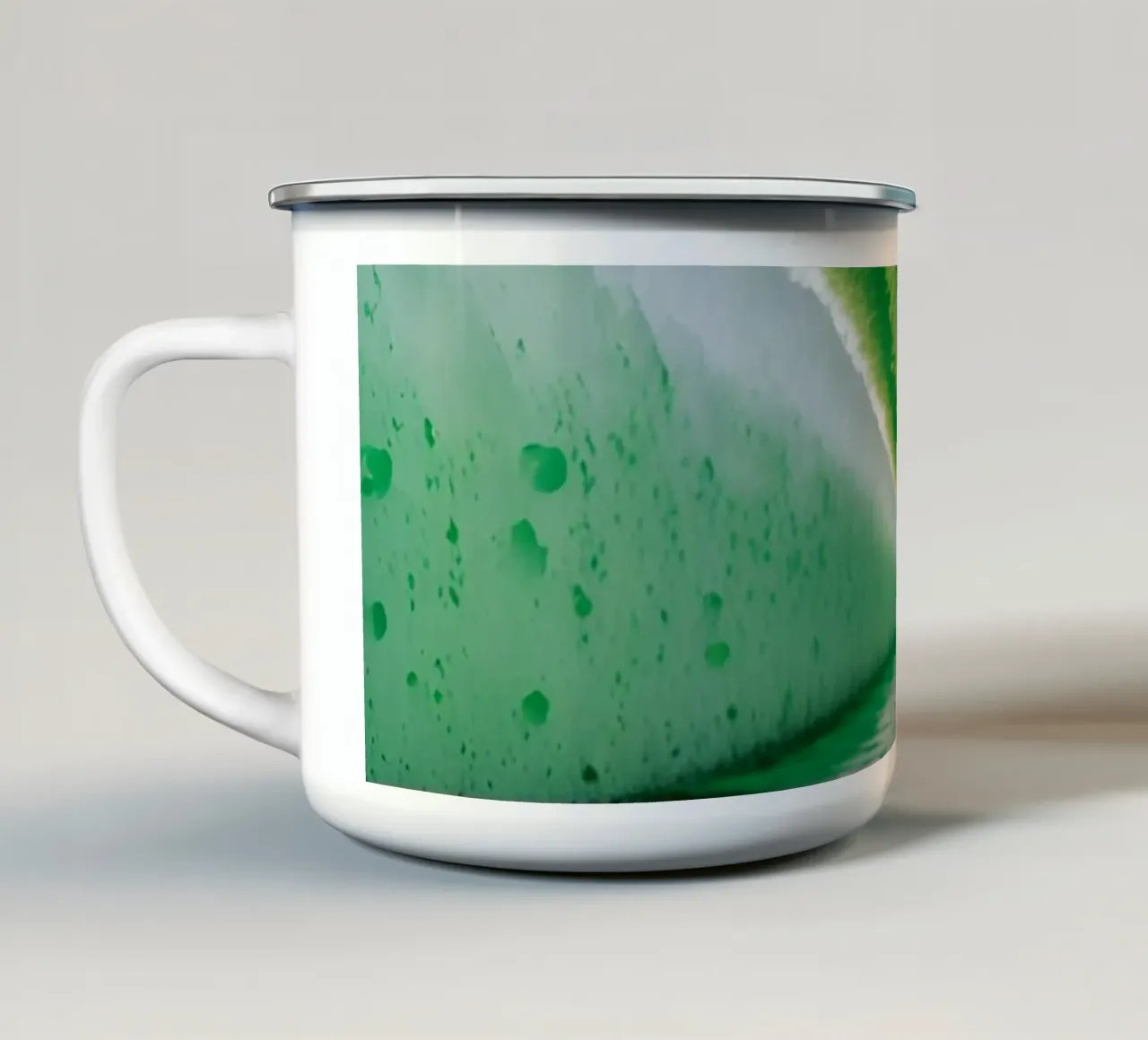 Canale con pareti strutturate verdi e blu e riflesso d'acqua tazza in smalto da DesignDoodle