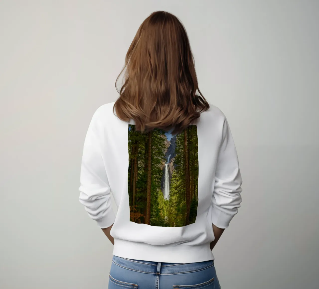 Blick auf einen Wasserfall im Wald Sweatshirt von PASMING