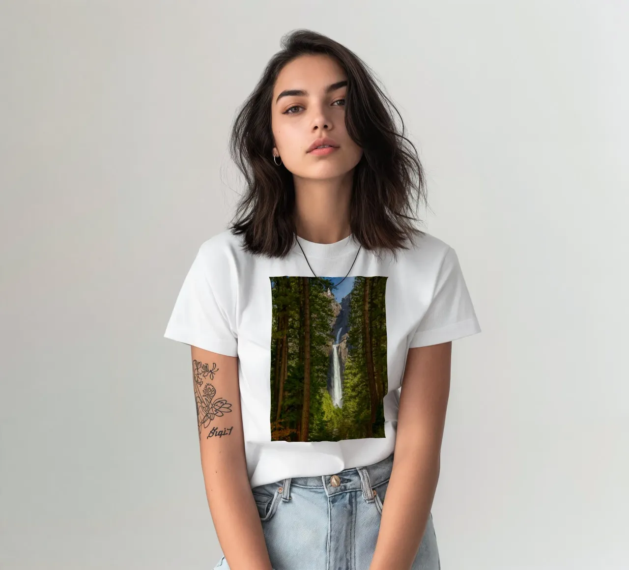 vue d'une cascade dans la forêt t-shirt de PASMING
