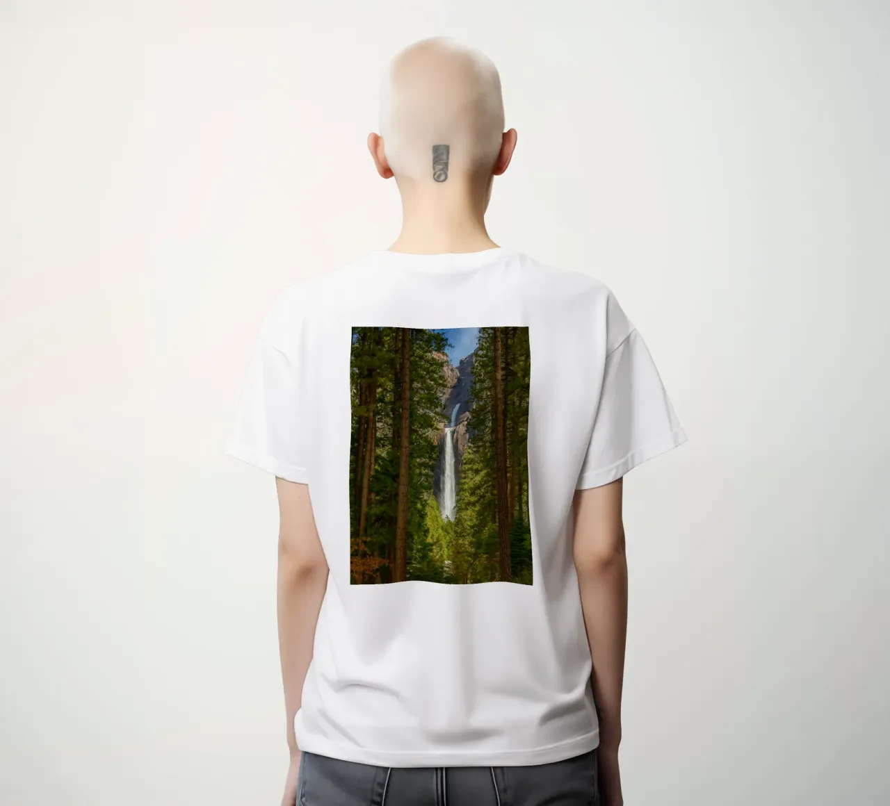 vista di una cascata nella foresta t-shirt da donna da PASMING