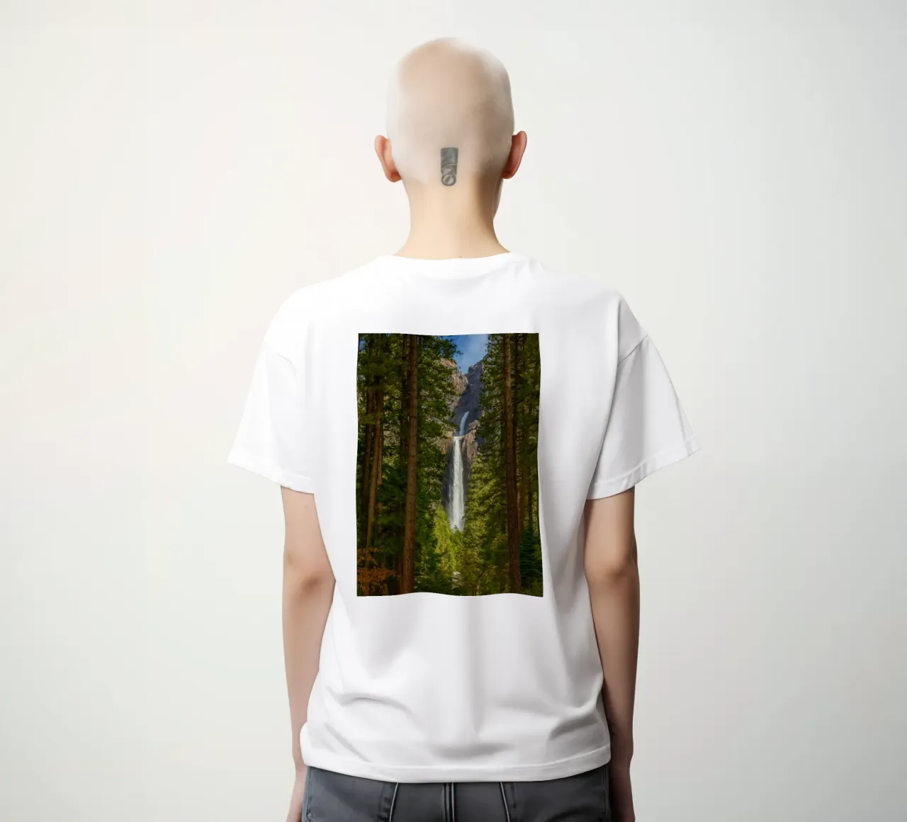 vue d'une cascade dans la forêt t-shirt ajusté pour femmes de PASMING