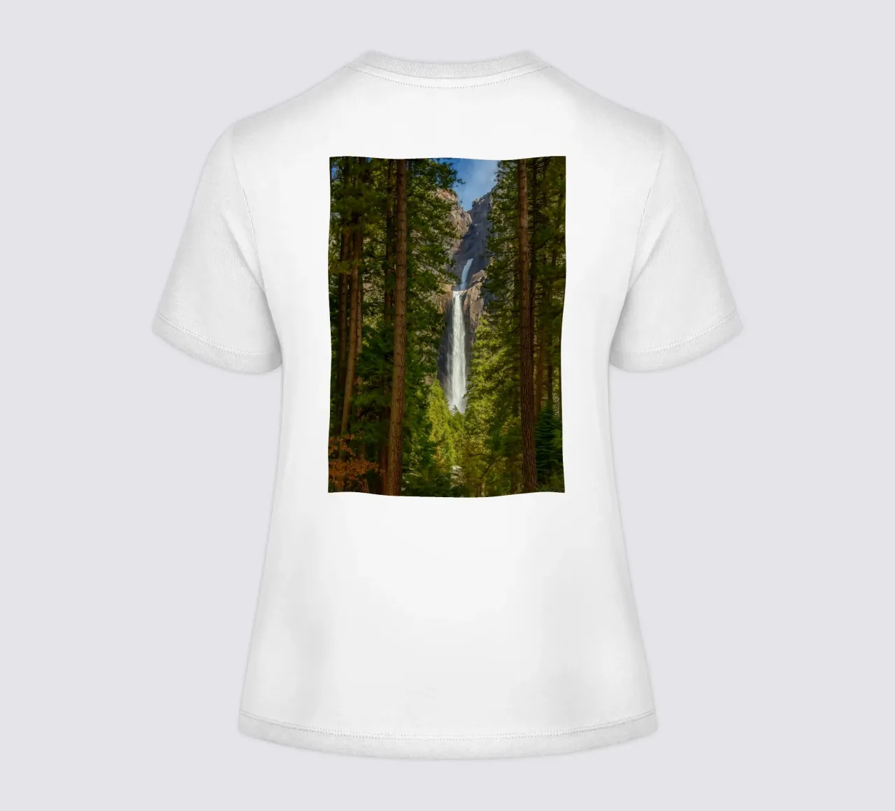 vista di una cascata nella foresta t-shirt da donna da PASMING