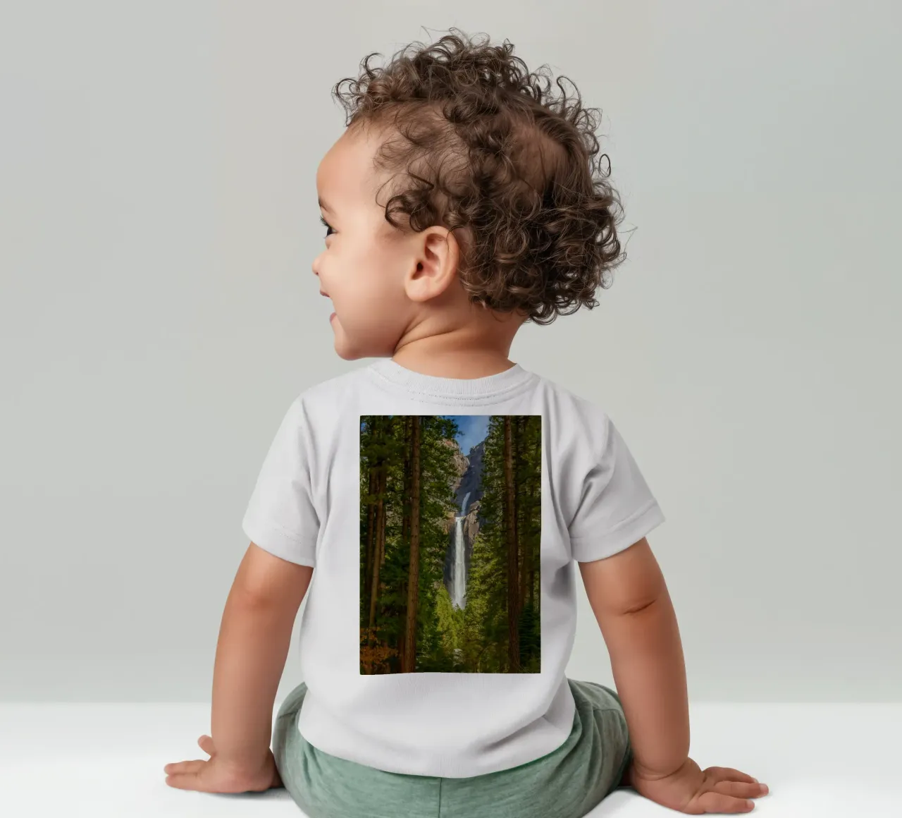 Blick auf einen Wasserfall im Wald Baby T-Shirt von PASMING