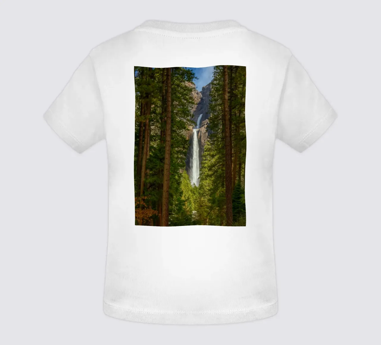 Blick auf einen Wasserfall im Wald Baby T-Shirt von PASMING