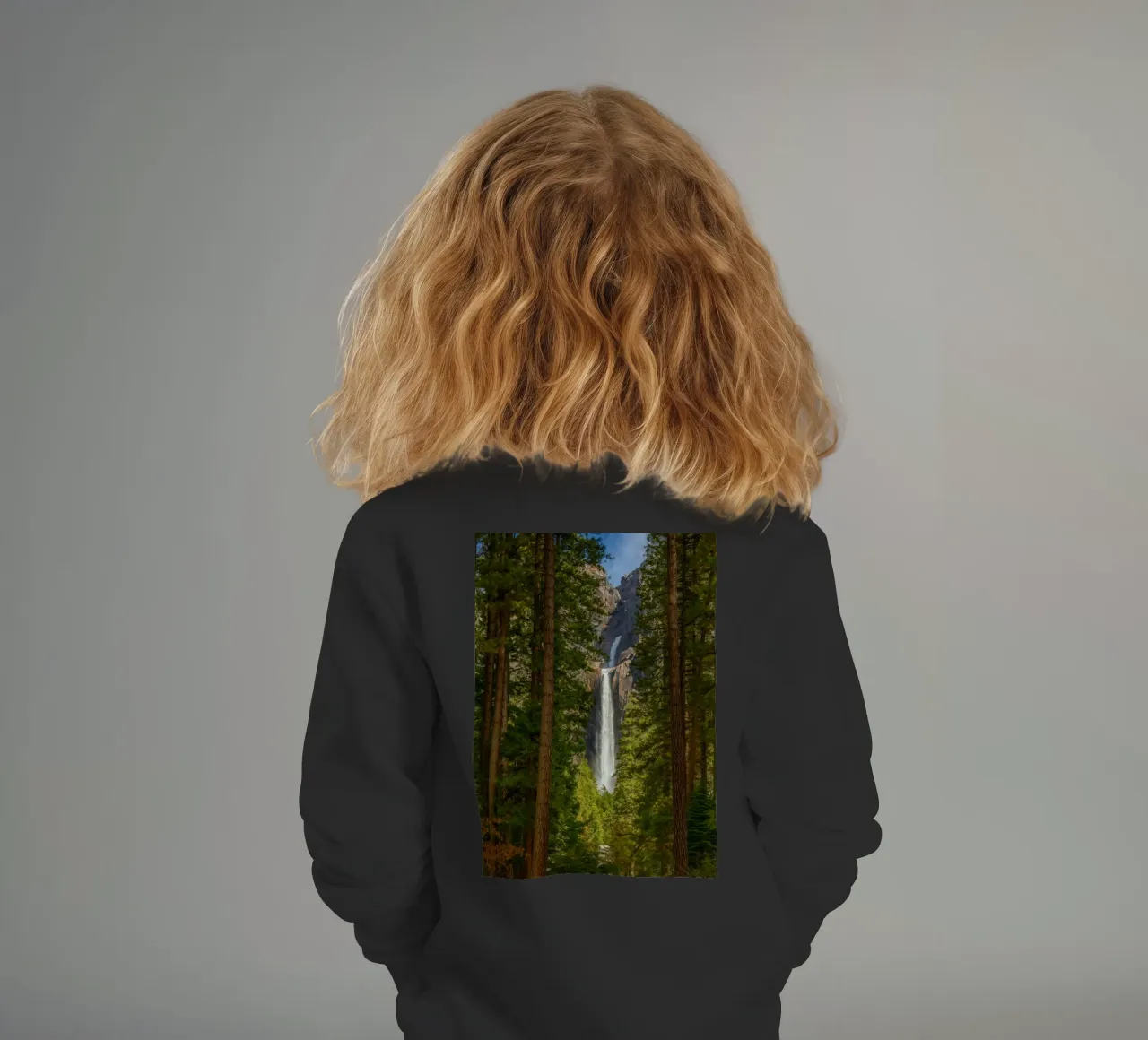 vista di una cascata nella foresta felpa bambino da PASMING