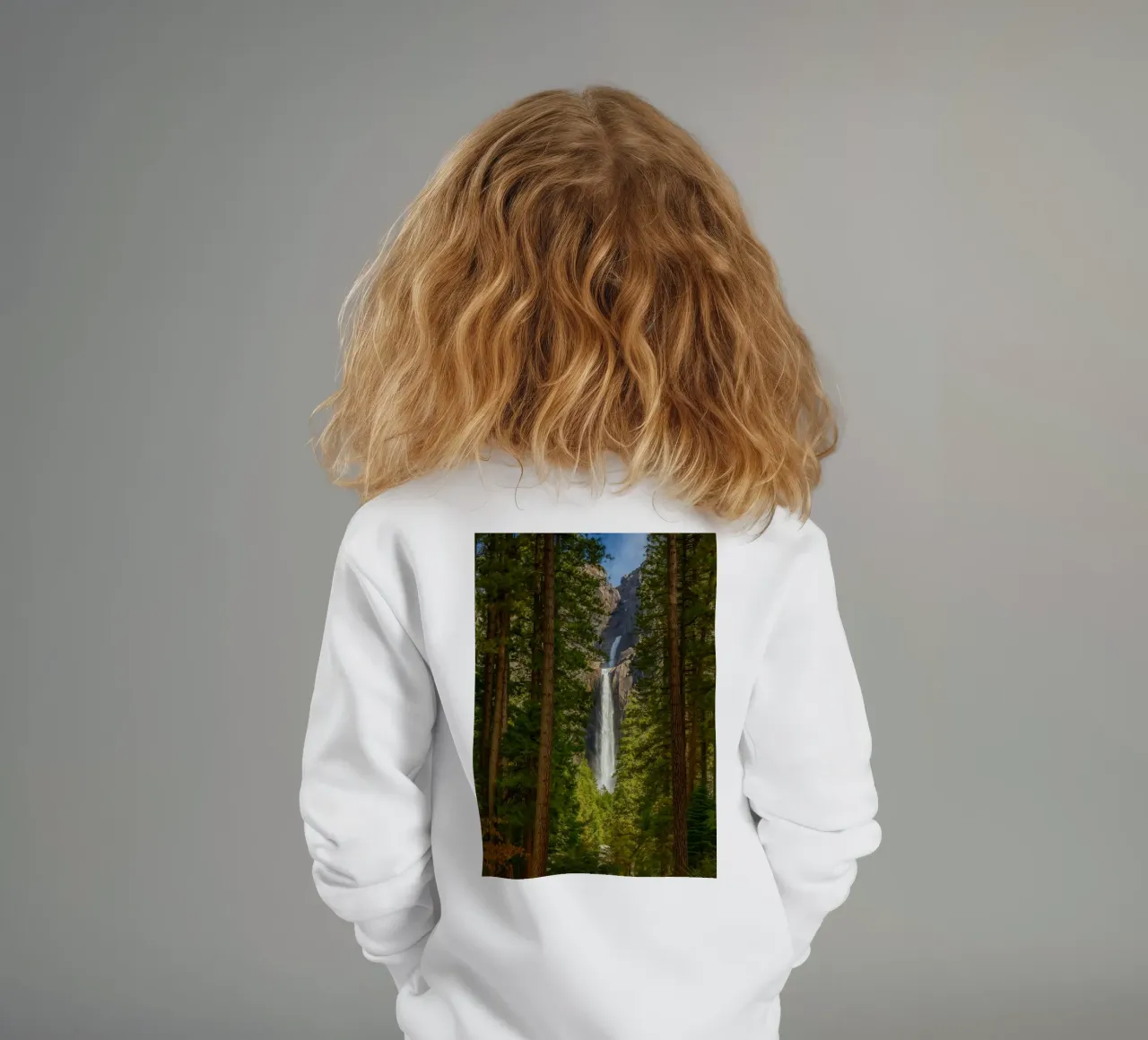 vista di una cascata nella foresta felpa bambino da PASMING