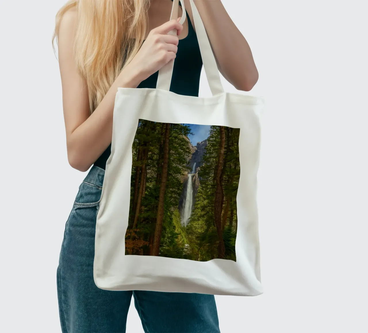 vista di una cascata nella foresta borsa in juta da PASMING