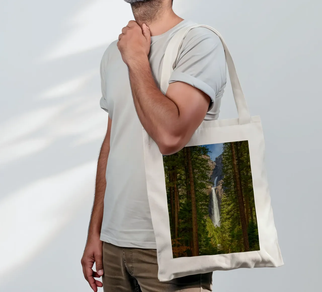 vue d'une cascade dans la forêt tote bag de PASMING