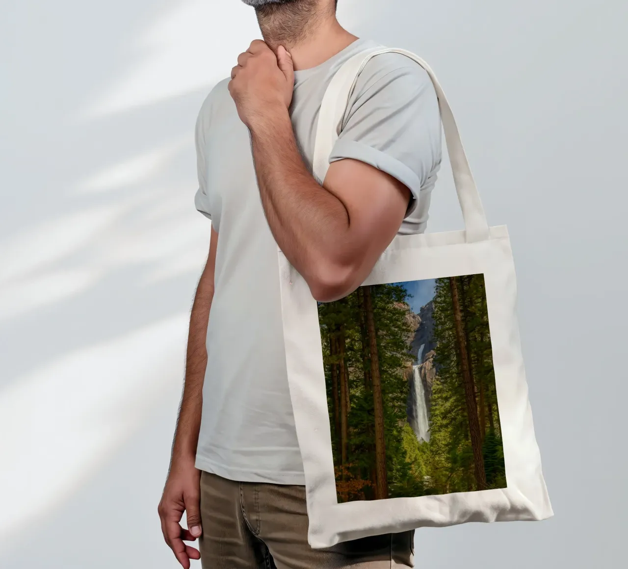 vista di una cascata nella foresta borsa in juta da PASMING