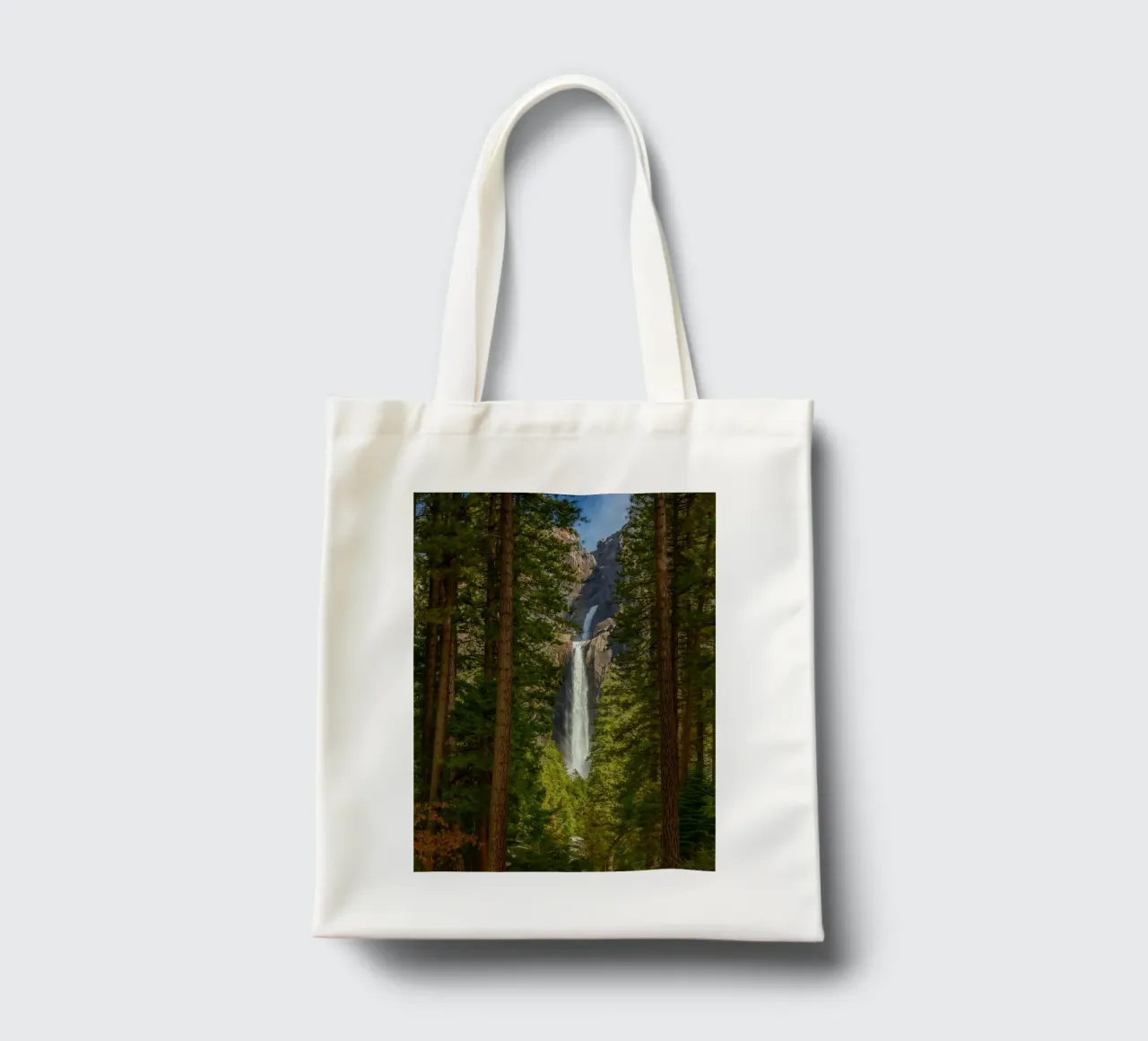 vista di una cascata nella foresta borsa in juta da PASMING