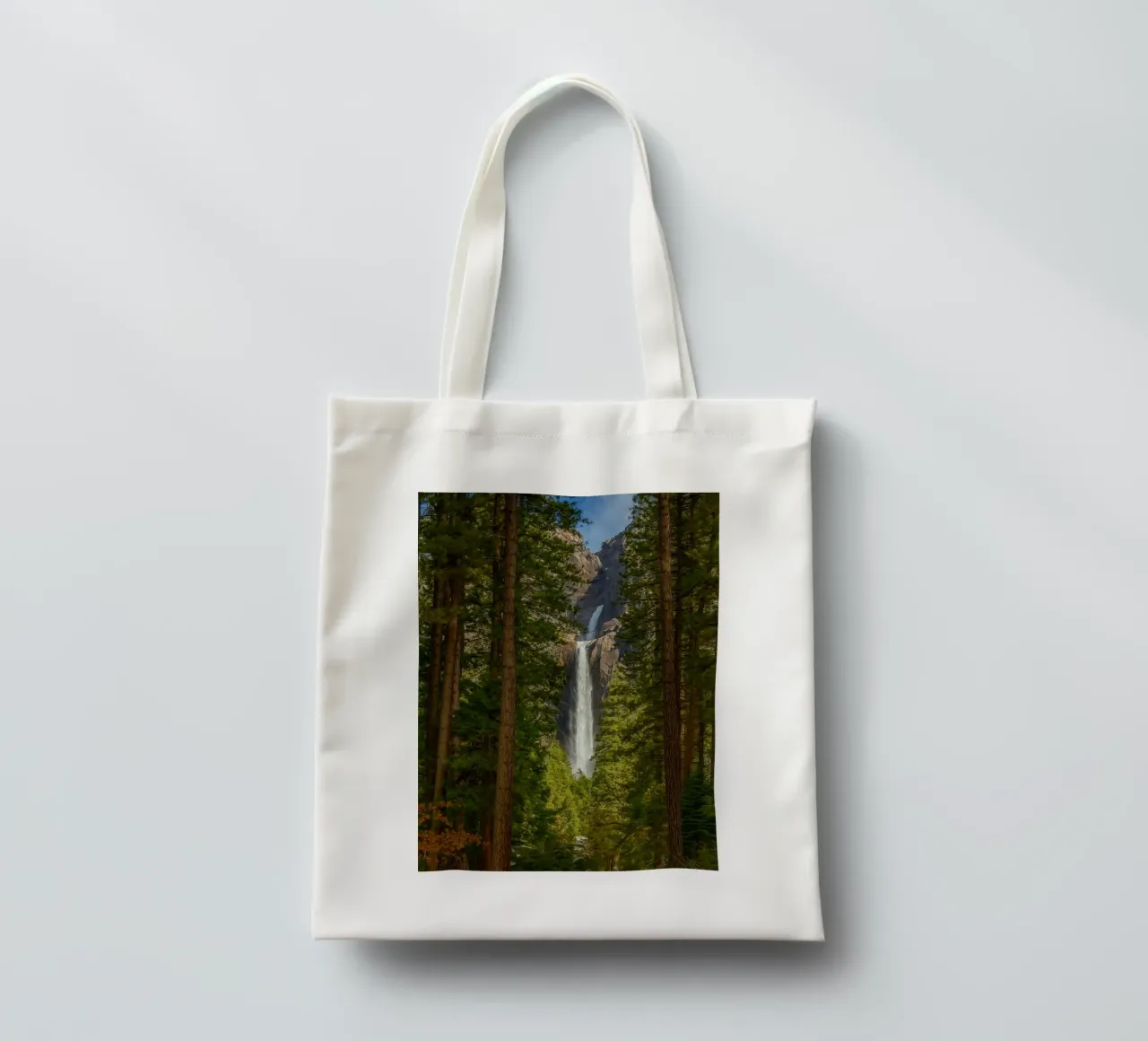 vista di una cascata nella foresta borsa in juta da PASMING