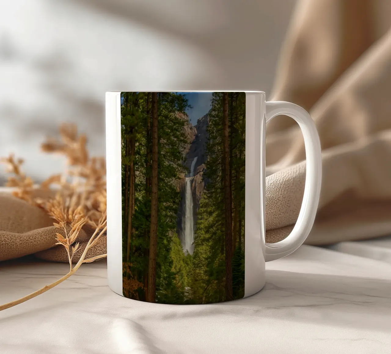 vista di una cascata nella foresta tazza in ceramica da PASMING