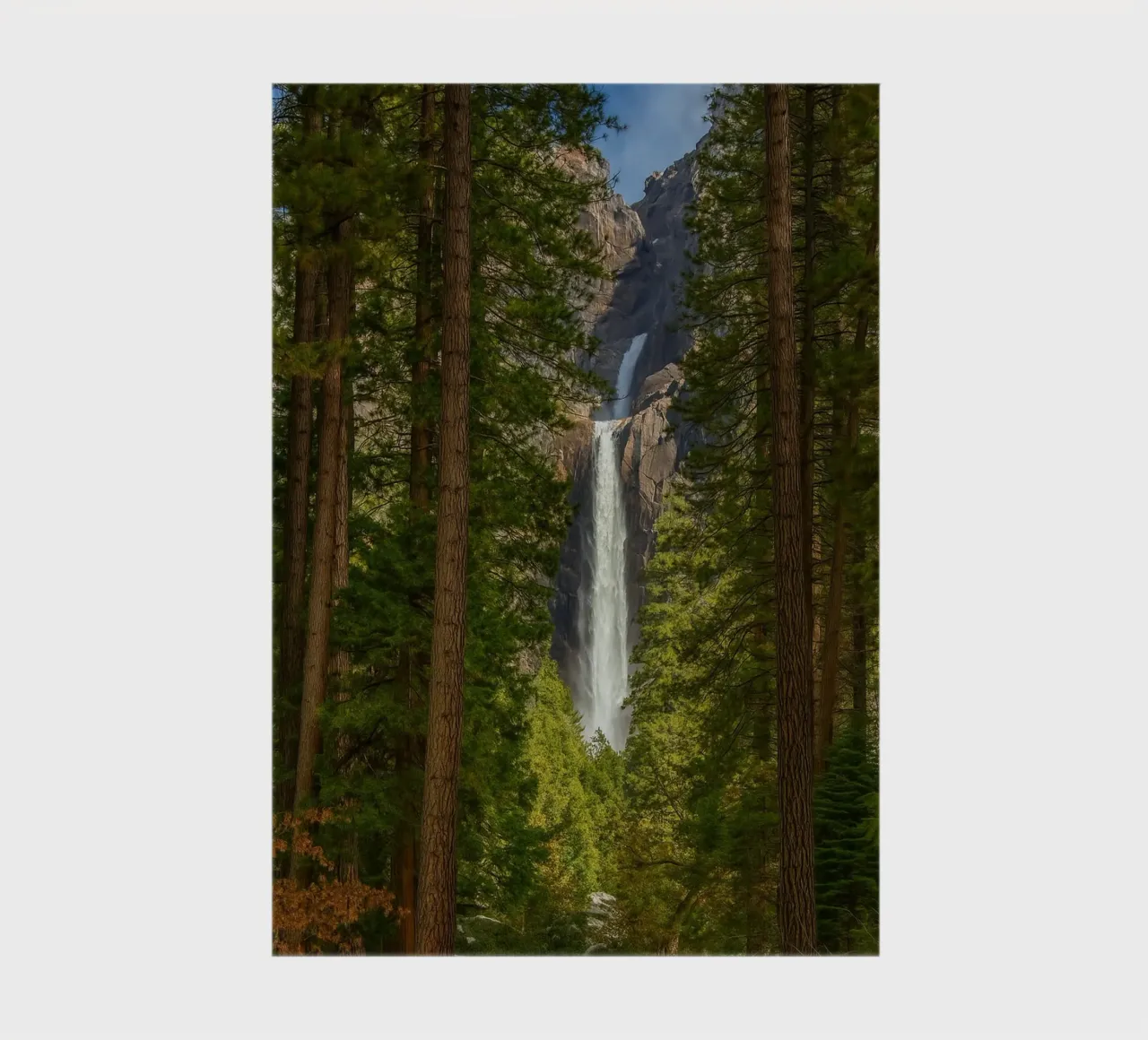 Blick auf einen Wasserfall im Wald Notizbuch von PASMING