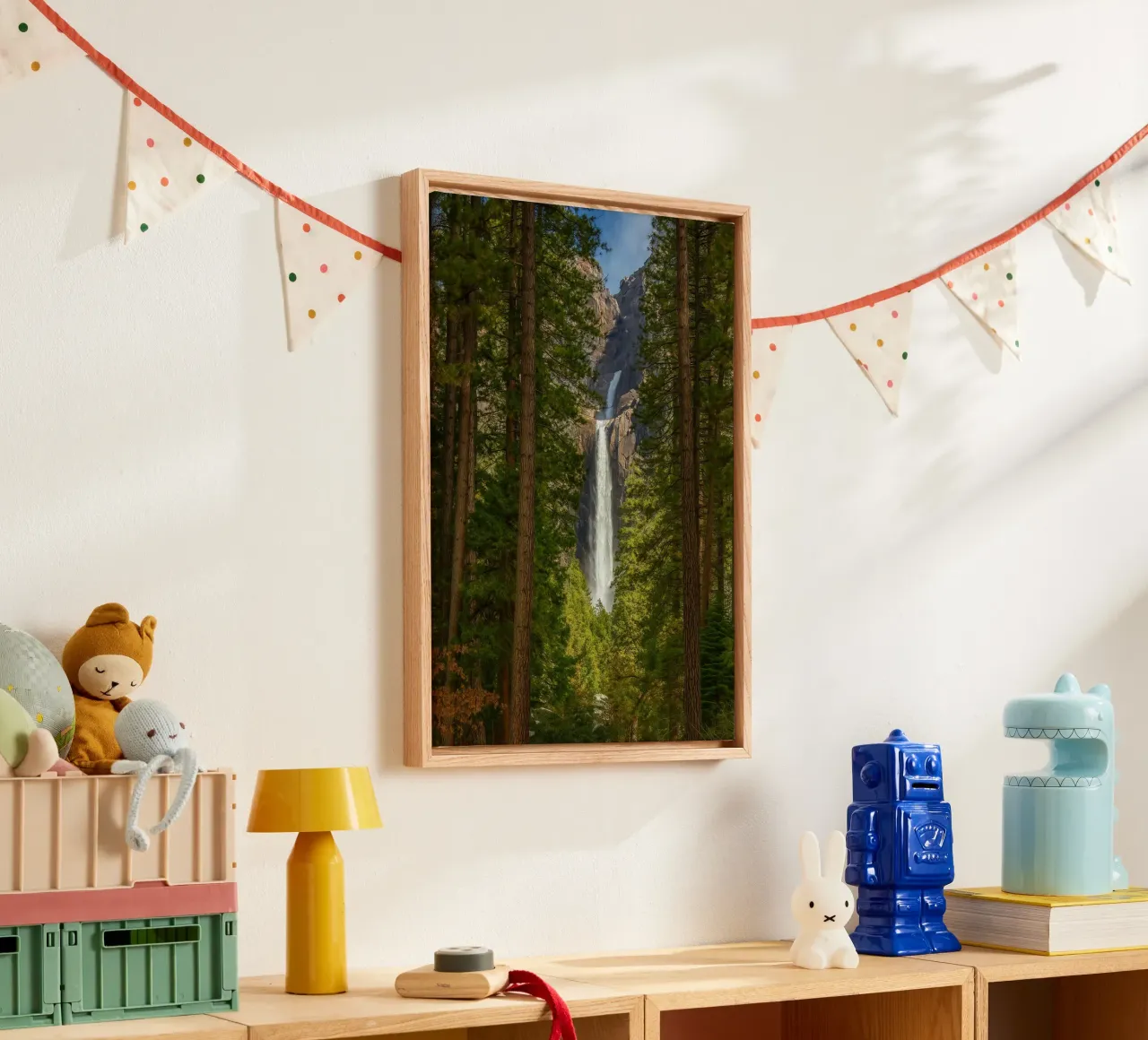 Blick auf einen Wasserfall im Wald Leinwand von PASMING