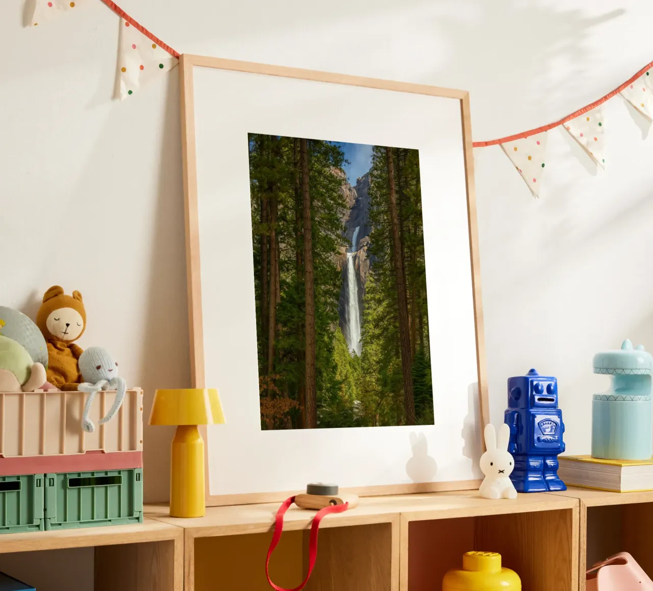 vista di una cascata nella foresta poster da PASMING